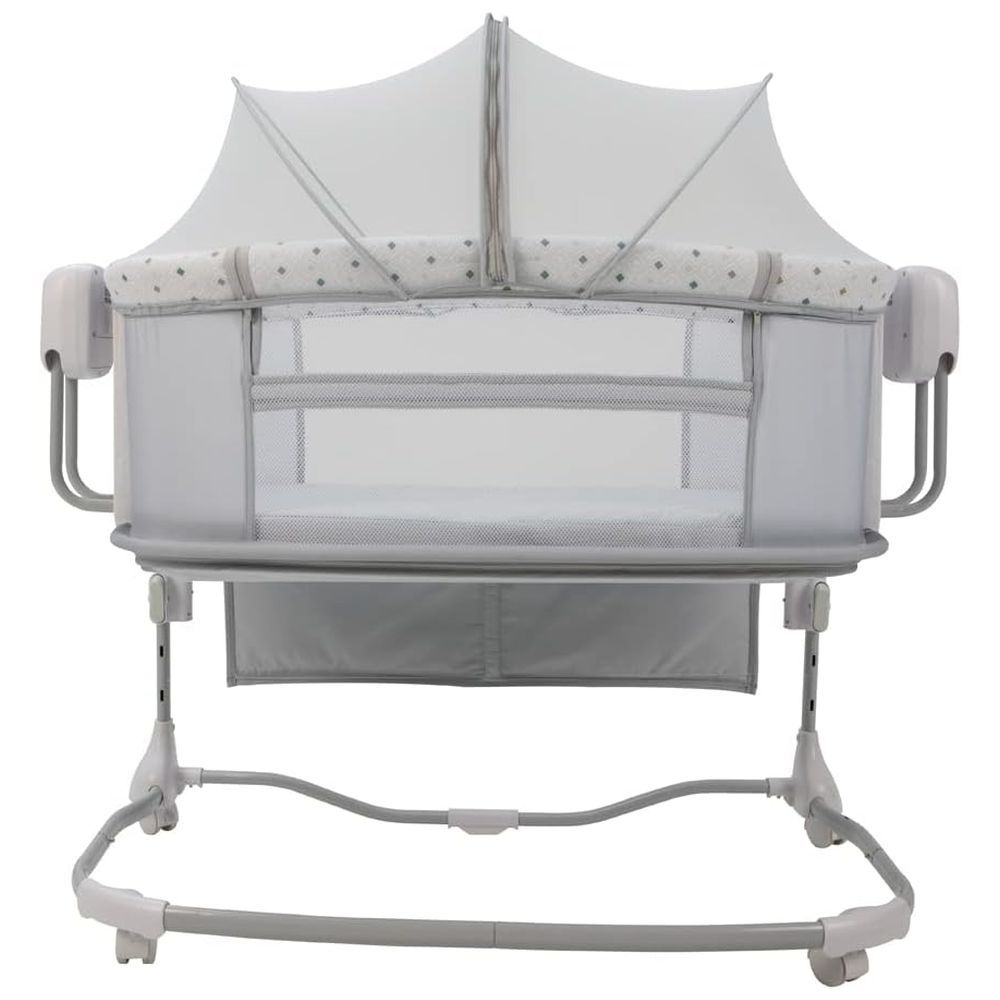 Bassinet electric outlet