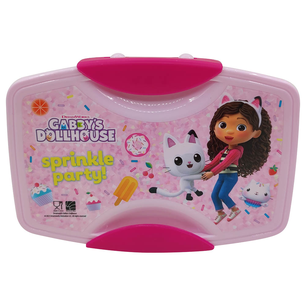 https://www.mumzworld.com/media/catalog/product/cache/8bf0fdee44d330ce9e3c910273b66bb2/a/t/atc-gbdh01-1296-gabby-s-doll-house-pp-lunch-box-w-fork-spoon-1689853994.jpg